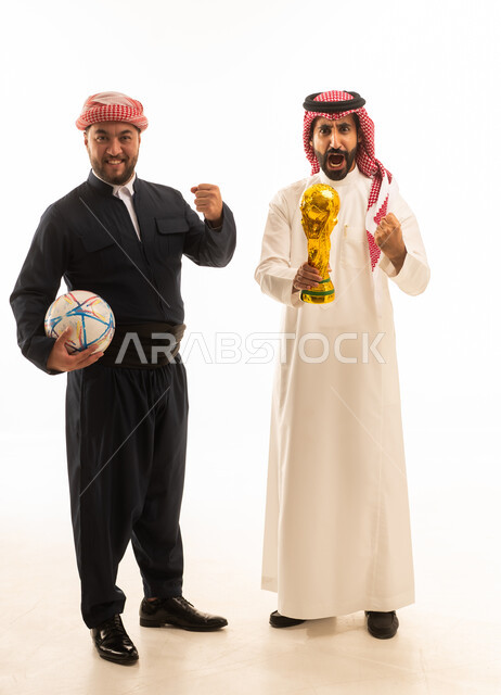 رجل سعودي وكوردستاني يحتفلان بفوز كرة القدم