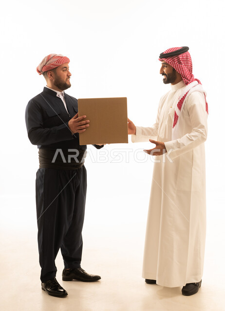 رجل سعودي وكوردستاني يتبادلان طرداً بخلفية بيضاء
