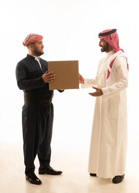 رجل سعودي وكوردستاني يتبادلان طرداً بخلفية بيضاء