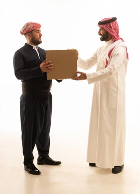 رجل سعودي وكوردستاني مع صندوق كرتوني في الاستوديو