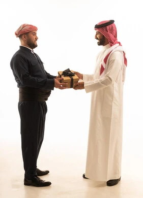 تبادل هدايا بين رجل سعودي ورجل كوردستاني بالزي التقليدي