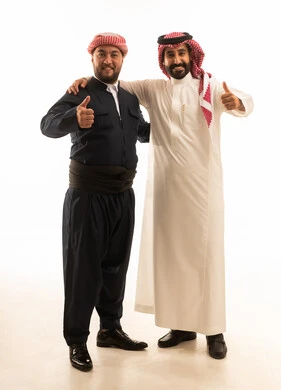 رجل سعودي وكوردستاني بالزي التقليدي مع إيماءة الإبهام