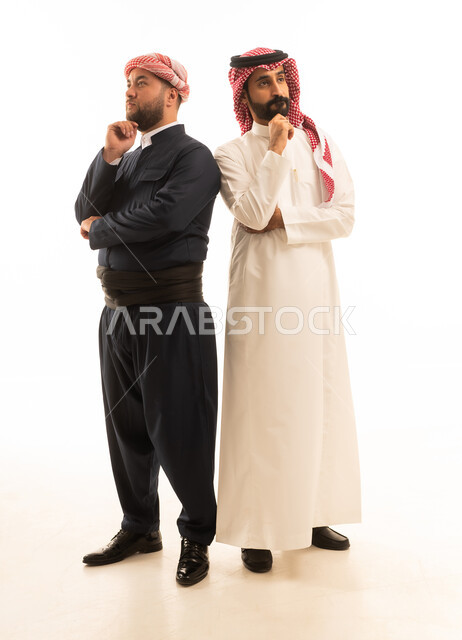 رجل سعودي وكردي بالزي التقليدي في وضعية التفكير
