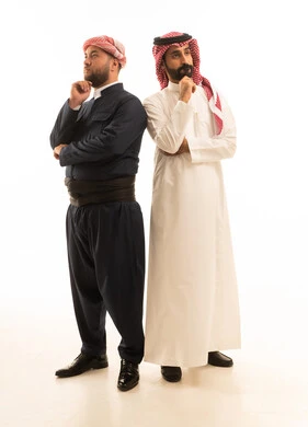رجل سعودي وكردي بالزي التقليدي في وضعية التفكير