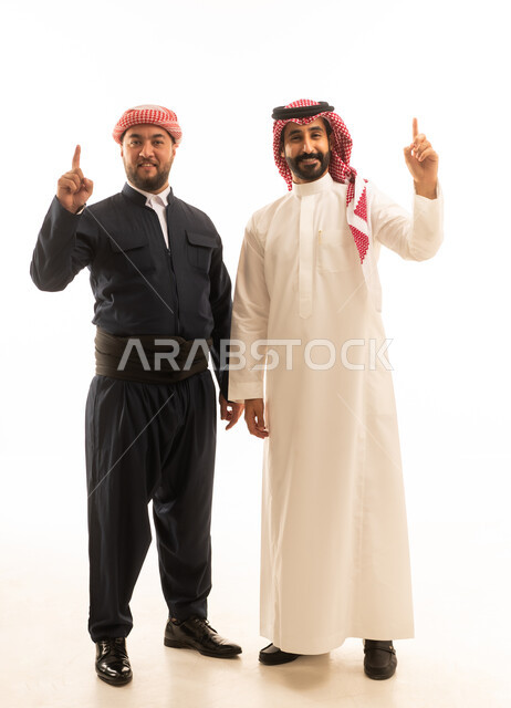 رجل سعودي وكردي يشيران للأعلى على خلفية بيضاء