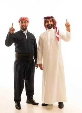 رجل سعودي وكردي يشيران للأعلى على خلفية بيضاء