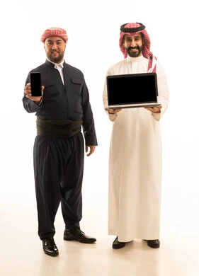 رجل سعودي وكوردستاني يحملان لابتوب وهاتف ذكي