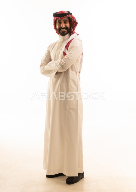 رجل سعودي بالثوب التقليدي على خلفية بيضاء