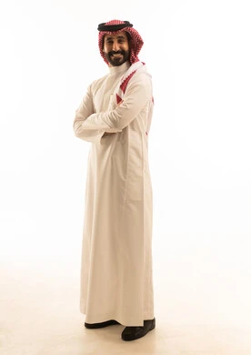 رجل سعودي بالثوب التقليدي على خلفية بيضاء