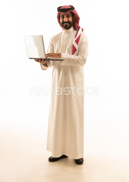 رجل سعودي يحمل كمبيوتر محمول خلفية بيضاء