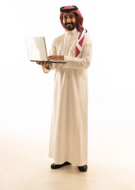 رجل سعودي يحمل كمبيوتر محمول خلفية بيضاء