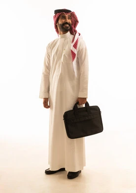رجل أعمال سعودي بالثوب يحمل حقيبة خلفية بيضاء