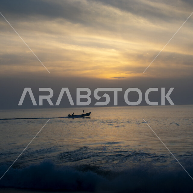 صورة جمالية لغروب الشمس على شاطئ بحر سلطنة عمان ، منظر الغروب على الشاطئ ، مناظر طبيعية خلابة في سماء سلطنة عمان ، الواجهة البحرية في سلطنة عمان ، أماكن سياحية ساحلية في سلطنة عمان