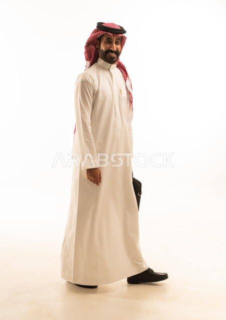 رجل أعمال سعودي بالثوب التقليدي على خلفية بيضاء