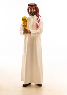رجل سعودي يحمل كأس ذهبي على خلفية بيضاء