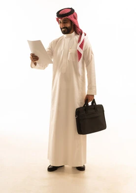 رجل أعمال سعودي بالثوب يحمل وثيقة وحقيبة عمل