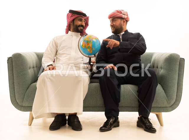 رجل سعودي وكوردي مع مجسم الكرة الأرضية