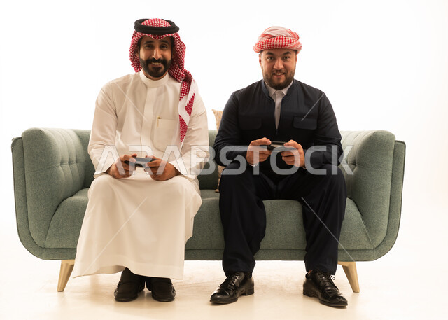 رجل سعودي وكردي يلعبان ألعاب الفيديو في استوديو