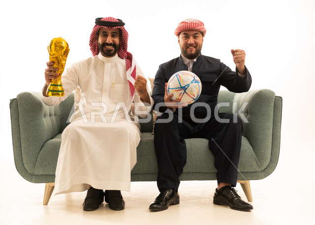 سعودي وكردي يحتفلان بفوز كرة القدم مع الكأس