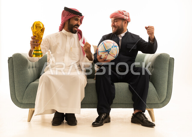 احتفال رجل سعودي وكوردستاني بفوز كرة القدم