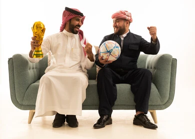 احتفال رجل سعودي وكوردستاني بفوز كرة القدم