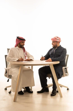 رجل سعودي ورجل كردي يوقعان عقد عمل رجل سعودي ورجل كردي يوقعان عقد عمل