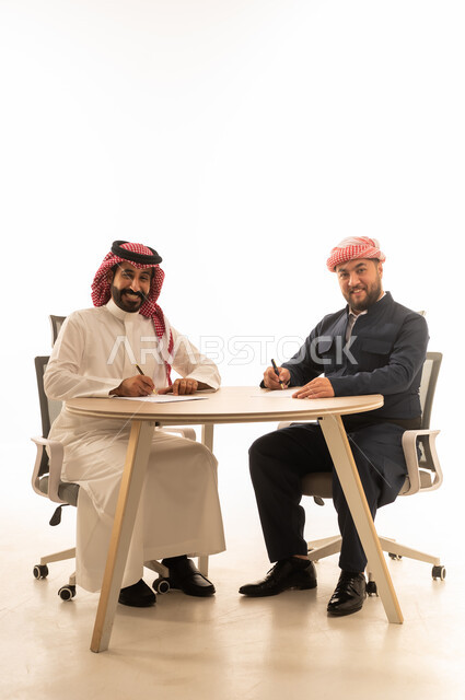 رجل سعودي وكوردي يوقعان اتفاقية عمل في استوديو