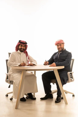 رجل سعودي وكوردي يوقعان اتفاقية عمل في استوديو