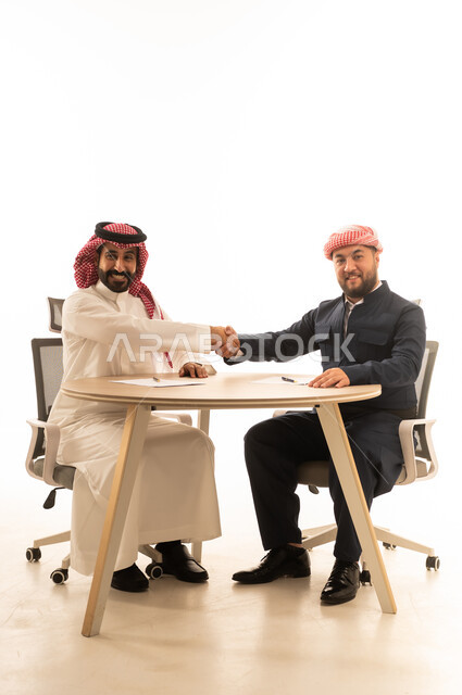 مصافحة رجل أعمال سعودي وكردي على خلفية بيضاء