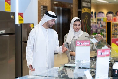زوجين إماراتيين يتسوقون للأجهزة المنزلية في متجر