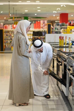زوجان إماراتيان يتسوقان لشراء أجهزة منزلية من المتجر
