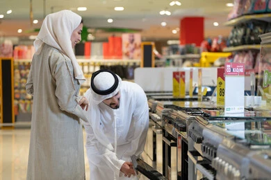 زوجان إماراتيان يتسوقان لشراء فرن في متجر أجهزة منزلية