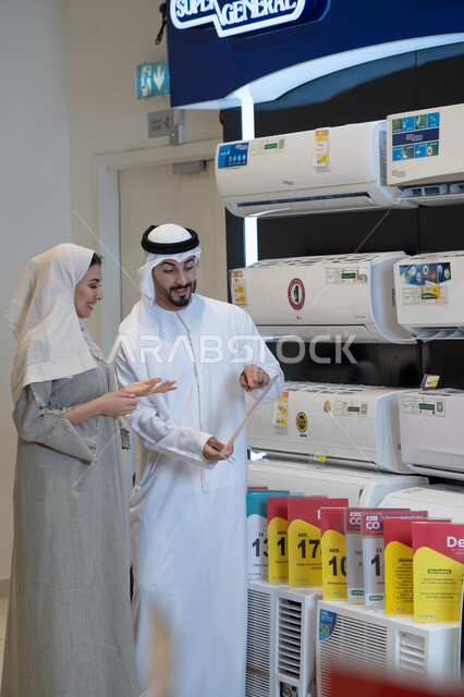زوجان إماراتيان يتسوقان أجهزة تكييف في متجر