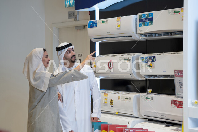 زوجان إماراتيان يتسوقان لشراء مكيفات هواء في متجر