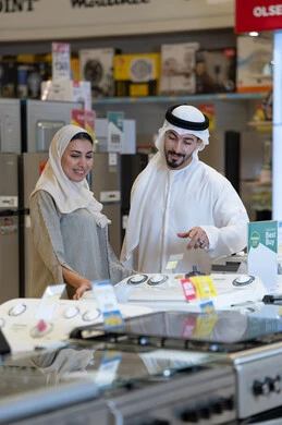 زوجان إماراتيان يتسوقان لشراء أجهزة منزلية في متجر