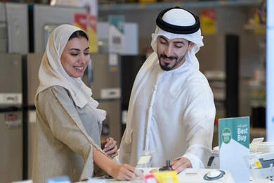 زوج إماراتي يتسوق لشراء أجهزة منزلية في متجر