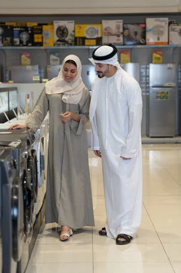 زوجان إماراتيان يتسوقان لشراء الأجهزة المنزلية