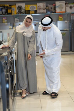 زوج إماراتي يتسوقان للأجهزة المنزلية في متجر إلكترونيات زوج إماراتي يتسوقان للأجهزة المنزلية في متجر إلكترونيات