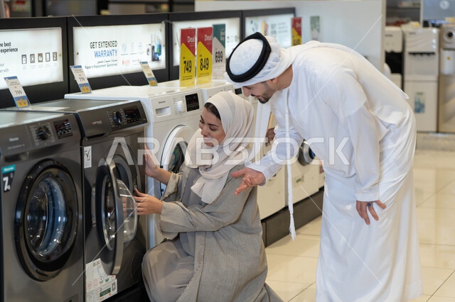 زوجان إماراتيان يتسوقان لشراء أجهزة منزلية في متجر