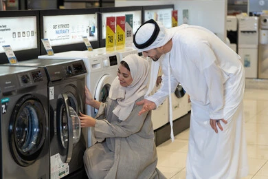 زوجان إماراتيان يتسوقان لشراء أجهزة منزلية في متجر