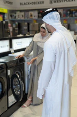 زوجين إماراتيين يتسوقان لشراء أجهزة منزلية من المتجر