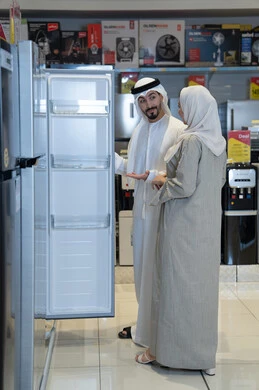 زوجان إماراتيان يتسوقان لشراء ثلاجة في متجر أجهزة منزلية