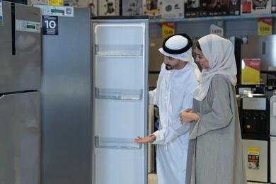 زوجان إماراتيان يتسوقان لشراء ثلاجة من معرض أجهزة