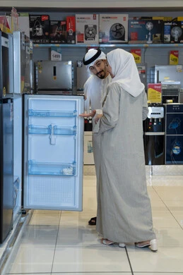 زوجان إماراتيان يتسوقان لشراء ثلاجة في المتجر