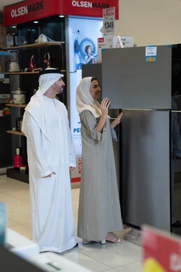 زوجان إماراتيان يتسوقان لشراء ثلاجة في متجر