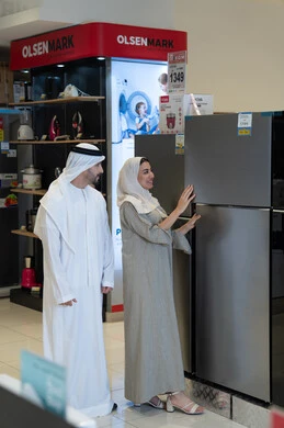 زوجان إماراتيان يتسوقان لشراء ثلاجة في متجر أجهزة