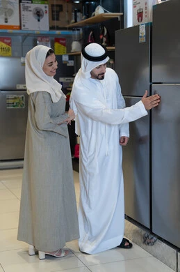 زوج إماراتي يتسوق لشراء ثلاجة في معرض أجهزة كهربائية