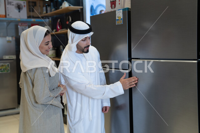 زوجان إماراتيان يتسوقان لشراء الأجهزة المنزلية