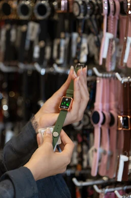 امرأة سعودية تتسوق لشراء ساعة ذكية في متجر إلكترونيات امرأة سعودية تتسوق لشراء ساعة ذكية في متجر إلكترونيات