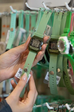 ساعة يد رقمية خضراء في متجر بيع بالتجزئة